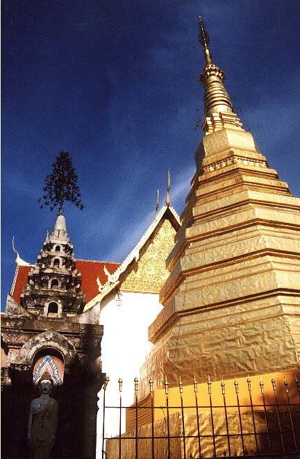 tour-wat-phra-thart-chor-hair-phrae