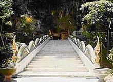 tour-wat-tum-kao-taparb-uthai-thani