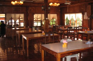 tour-huanlaos-restaurant-laos