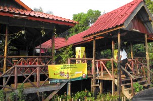 tour-saengrung-restaurant-laos